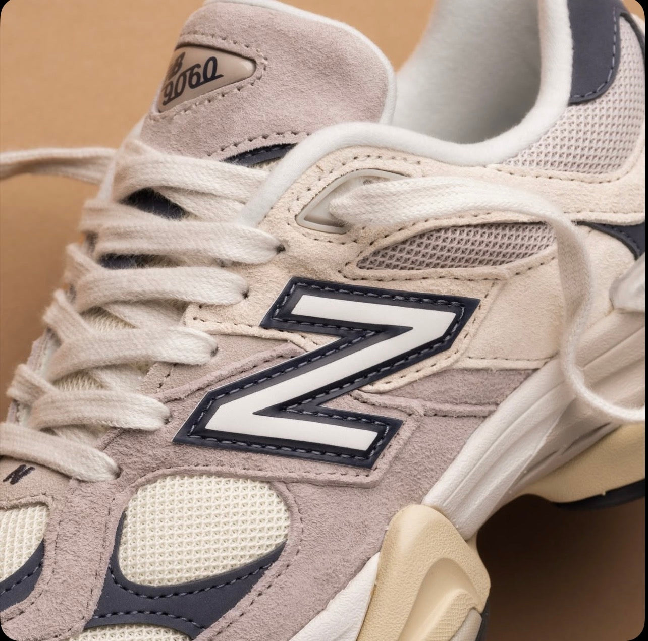 New Balance 9060 Moonrock Linen dettaglio logo N